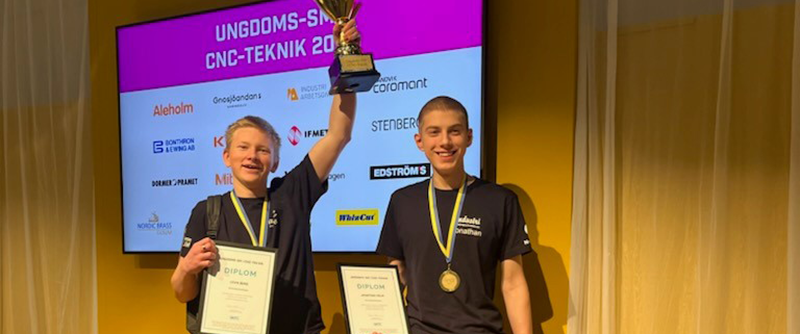 Två glada vinnare av ungdoms-SM. Levis Borg och Jonathan Holm.